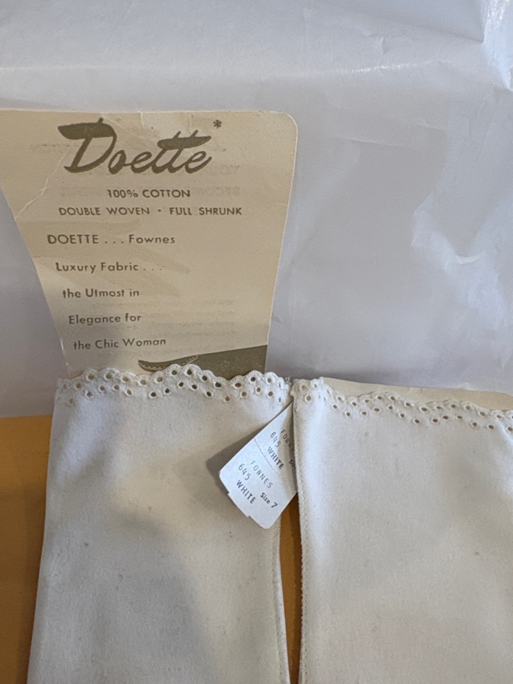 Doette White Scalloped Trim Ladies' Gloves VINTAGE - Picture 3 of 5